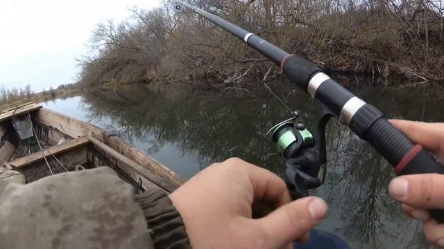 Когда клюёт всё, только забрасывай. Рыбалка с лодки осенью. смотреть онлайн