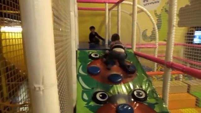 Веселимся в детском лабиринте смотреть онлайн