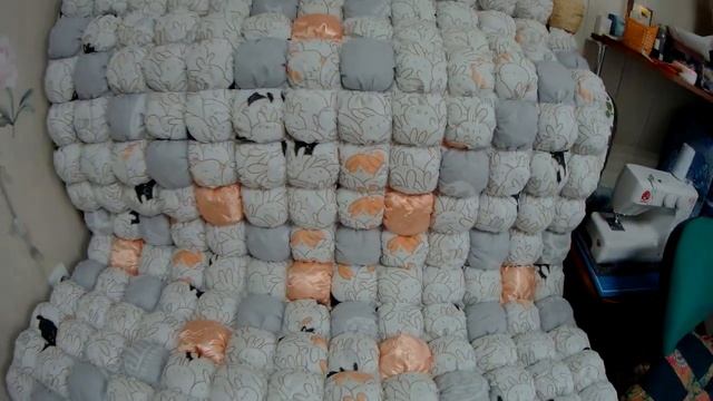 Радость творчества  Сшила одеяло бон бон.