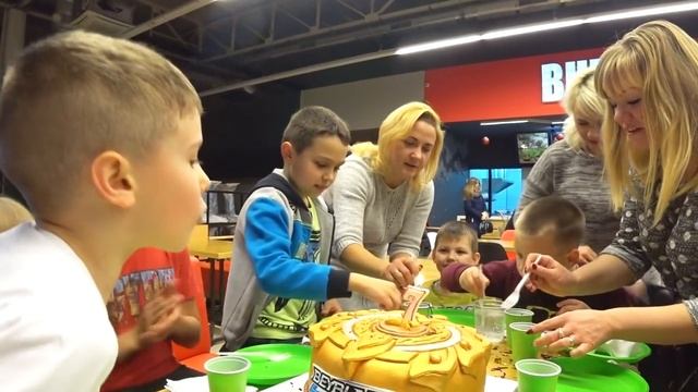 ТОРТ ЭКСКАЛИУС ЗОЛОТОЙ и СУПЕР РАЗВЛЕЧЕНИЯ ДЛЯ ДРУЗЕЙ / не бейблэйд / Салют на День рождения часть смотреть онлайн