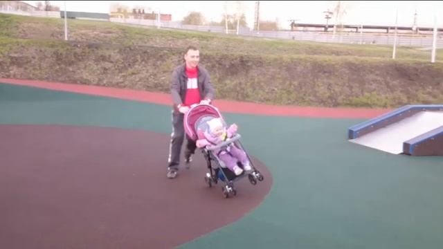 Как рассмешить ребенка.. Скажет папа)) Краш-тест коляски смотреть онлайн