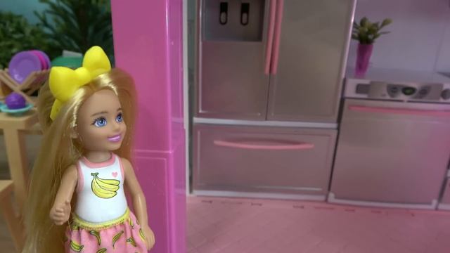 Barbie and Ken at Barbie’s Dream House Story w Barbie Sisters and Friends: Barbie's Fun Yes Day смотреть онлайн