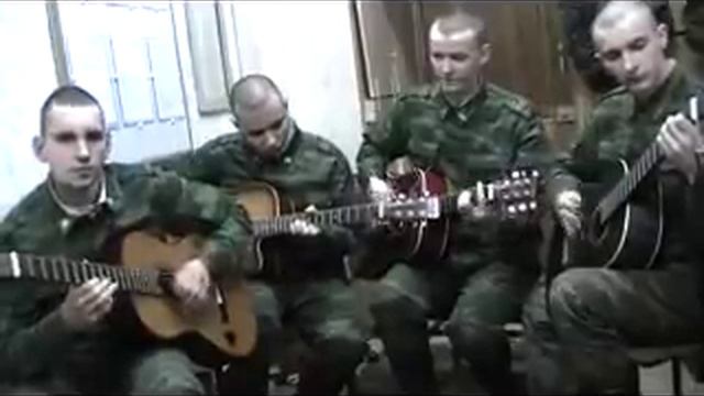 Russian soldiers play the guitar / Русские солдаты играют на гитаре. смотреть онлайн