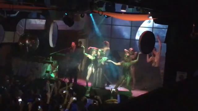 Копия видео "Один из последних концертов группы винтаж вместе с Анной Плетнёвой" смотреть онлайн