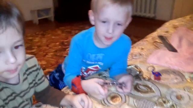 Показал сыну старый кассетный магнитофон весна смотреть онлайн