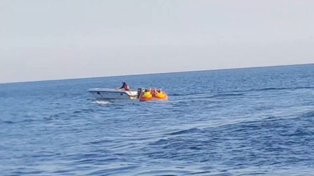 Прокатились на ватрушке по морю... ЖЕСТЬ смотреть онлайн