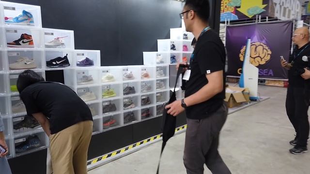 Sneakercon Shanghai biggest event ever! (Checking out the fake Supreme store. Must see video!) смотреть онлайн
