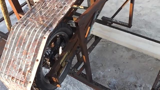 Самодельная ленточная пилорама. Пилим доски. смотреть онлайн