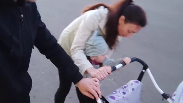 35. Карина учится кататься на роликах смотреть онлайн