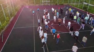 Руки над головами