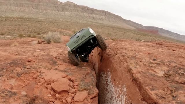 Trail Drive with my VS4-10 Toyota RC4WD Hardbody RC Crawler смотреть онлайн