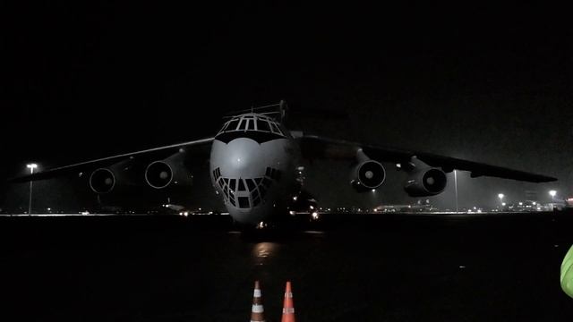 Как останавливается самолет ИЛ-76 в аэропорту Алматы. ОЧЕНЬ ГРОМКО! смотреть онлайн