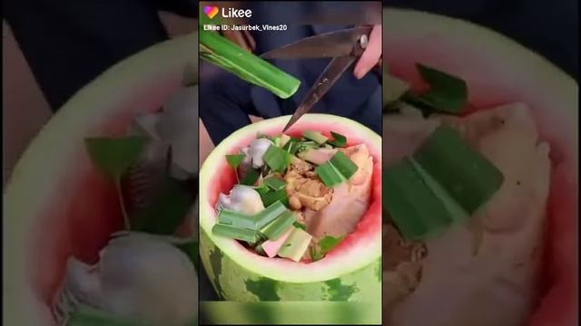 варит курицу в арбузе