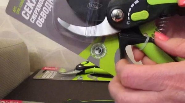 Чем отличается секатор с наковальней от секатора обводного.