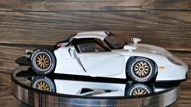 Porsche 911 GT1 Evo (1997) Le Mans Roadcar 1:18 UT Models смотреть онлайн