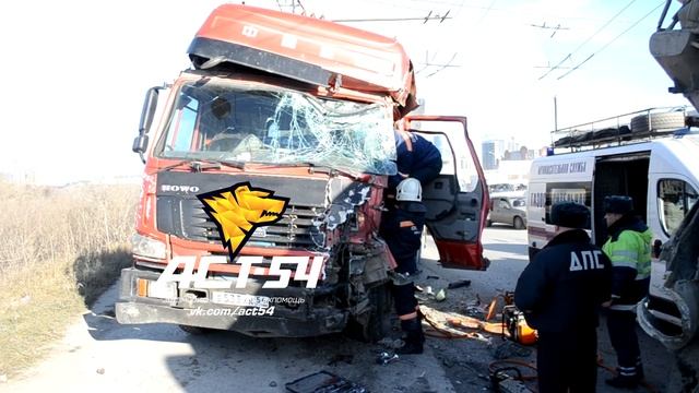 HOWO с тонаром врезался в миксер Hyundai смотреть онлайн