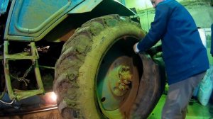 как разобрать  заднее колесо МТЗ-80, не снимая с трактора,  подробно