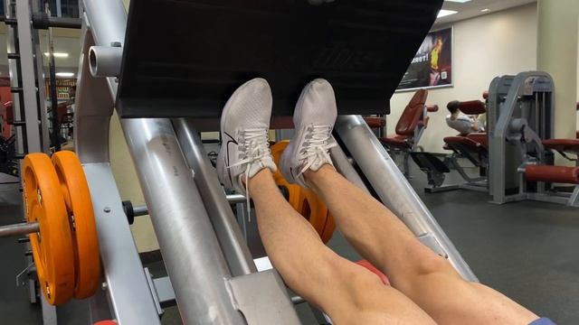 Подъемы на носки лежа в тренажере