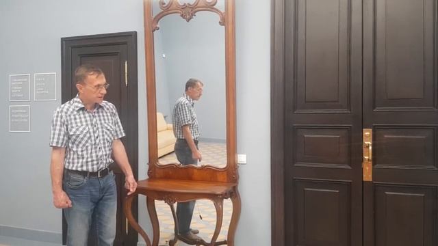Старинные зеркала 19 века заняли свое место после долгой реставрации в вестибюле Главного здания. смотреть онлайн