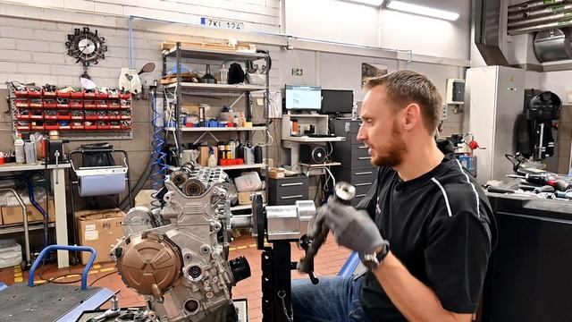 BMW #S1000 (R, RR, XR) Checking and adjusting the valve clearance смотреть онлайн