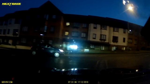 2018-12-17 - black Renault WR57AWW fails to give way on roundabout смотреть онлайн