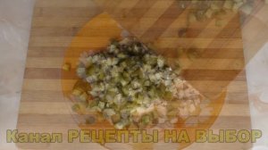 Простой и вкусный салат из обыденных продуктов (курица, яйца, грибы, сыр и маринованные огурцы).