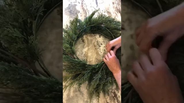 DIY Garland Wreath ??? Don’t put all the garland away. Grab one to make a wreath. Quick and Easy смотреть онлайн
