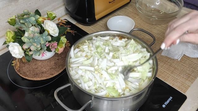 Щи с фасолью и фрикадельками - насыщают и согревают в холода. Рецепт из моего меню стройности. смотреть онлайн