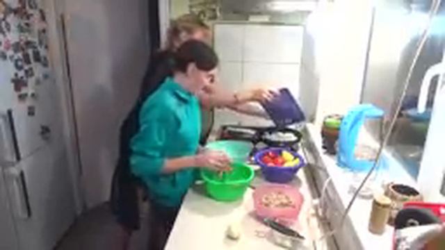 кухня, перцы на капустной подушке,2 в 1 коля оля влог шаповаловы смотреть онлайн