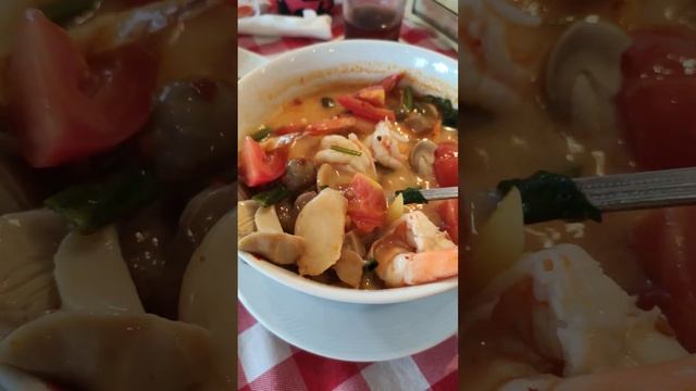 Кушаем очень вкусный супчег том ям в кафе Таверна в Паттайе. Tom Yum At The Taverna Cafe In Pattaya