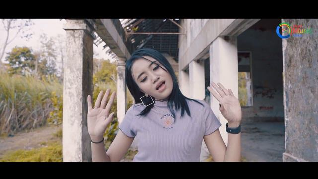 Denis Farasya - Mundur Ngalah (Official Music Video) смотреть онлайн