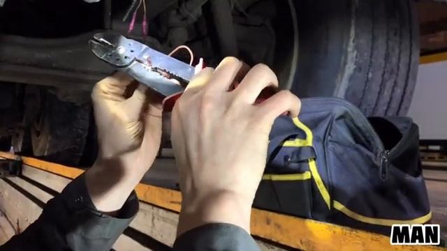 Не работают половинки. Ремонт проводки с заменой разъема на MAN TGA смотреть онлайн
