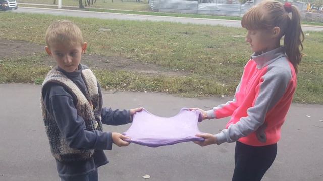 ТЯНЕМ СЛАЙМ НАДУВАЕМ СЛАЙМ РАСТЯГИВАЕМ ЛИЗУН ПУЗЫРИ ИЗ СЛАЙМА смотреть онлайн