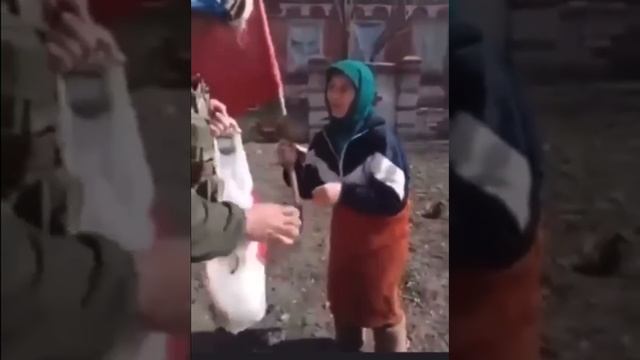Бабушка с красным флагом не стала брать еду от ВСУ смотреть онлайн
