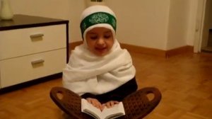Мусульманский ребенок читает Коран  (Аль-Фатиха)