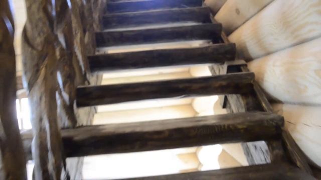 Внутри деревянного дома из оцилиндрованного бревна смотреть онлайн