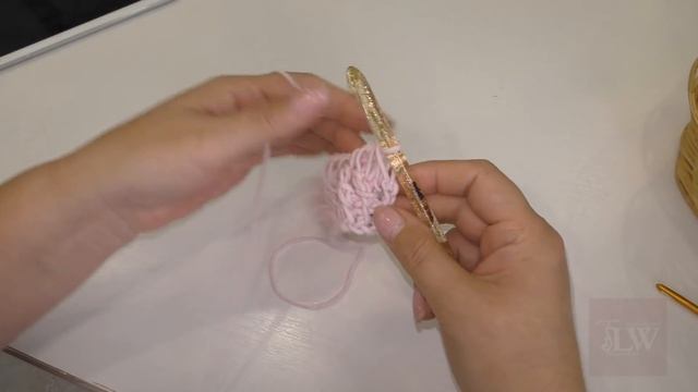 Вяжем двусторонние косы тунисским крючком. Ручное вязание с Lorraine Woolheart смотреть онлайн