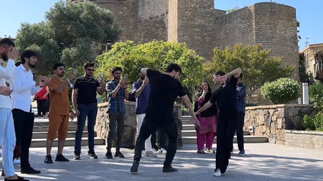 Salam Aleykum Baku Lezginka 2024 Лезгинка Салам Алейкум Баку Танцуют ALISHKA ELVIN Туристы В Шоке смотреть онлайн