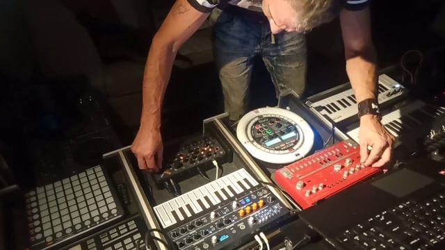 Korg Minologue, Arturia Microfreak, K2, Td-3, Novation Circuit, Uno Synth, Skulpt, Arq Ar-48 Jam смотреть онлайн