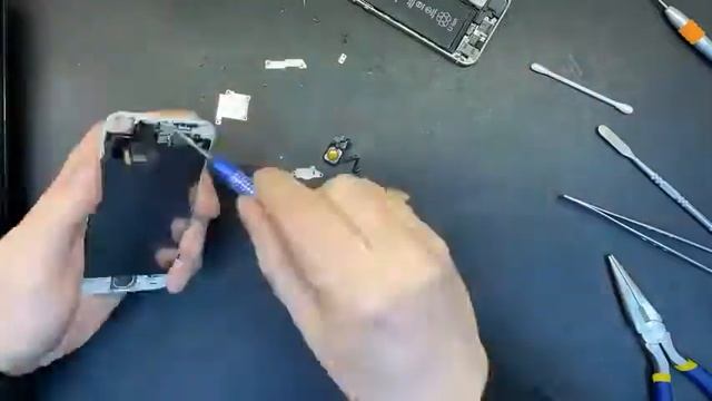 Замена дисплейного модуля и выпрямление угла iPhone 5S (Таймлапс) смотреть онлайн