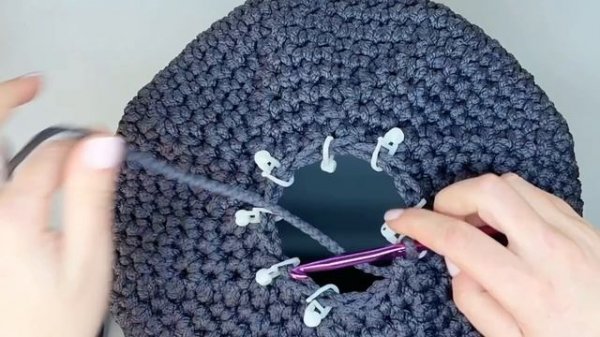 Кошку не вытащить из этого уютного гнездышка! Вяжем крючком домик для питомца