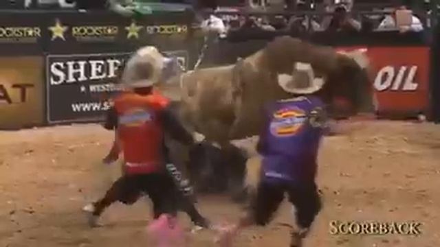БЕШЕНЫЕ БЫКИ | ШОКИРУЮЩИЕ МОМЕНТЫ НА РОДЕО смотреть онлайн