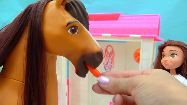 Giant Spirit Riding Free Lucky Feeding Horse Set смотреть онлайн