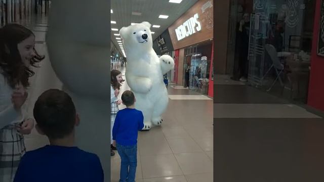 Мишка поздравляет в Мариуполе смотреть онлайн