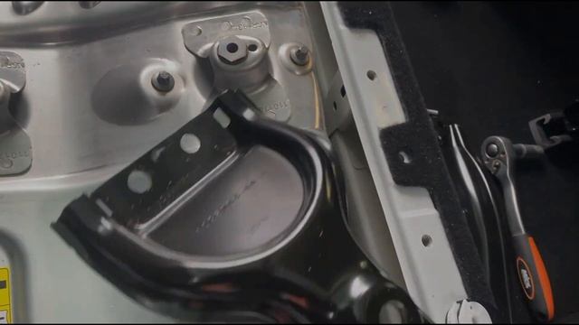 МЕНЯЙ ПИРОПАТРОН САМ НА TESLA MODEL 3 смотреть онлайн