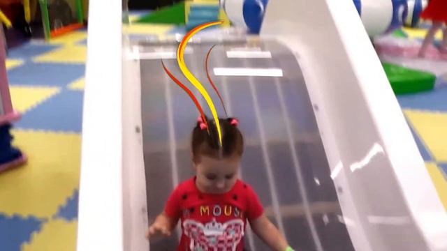дети играют на батуте смотреть онлайн