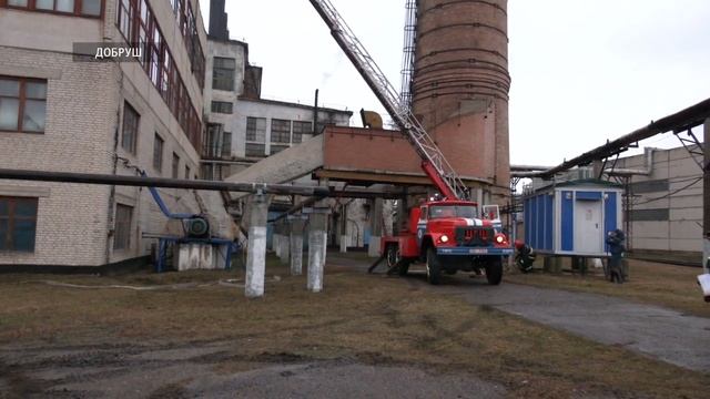На бумажной фабрике в Добруше прошли учения МЧС смотреть онлайн