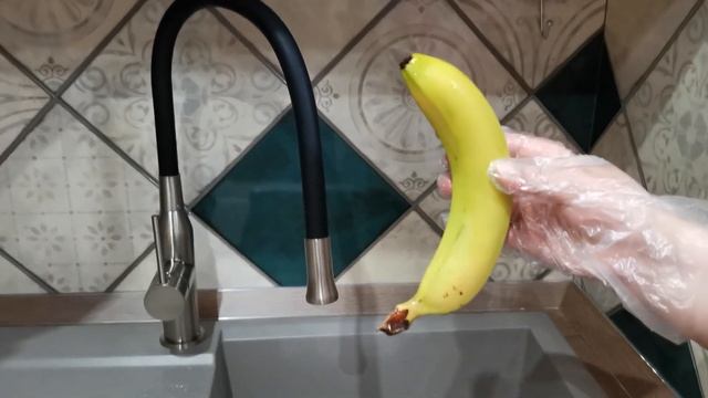 Зачем чистить банан. Why peel a banana. смотреть онлайн