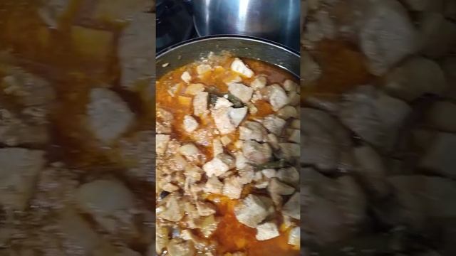 Суп с клёцками или с галушками,и конечно же гуляш из индейки ?