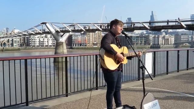 Alex Gibson singing in a sunny Sunday in London смотреть онлайн